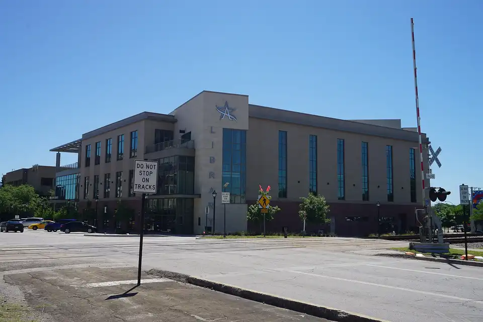 The George W. Hawkes Downtown Library in Arlington, Texas (United States).