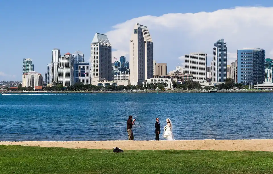 Bridal pair during a photoshooting in front of the skyline of San Diego